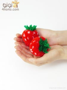 طريقة عمل فواكه من الخيط الصوف بالصور Pompom-strawberries-in-hands-225x300