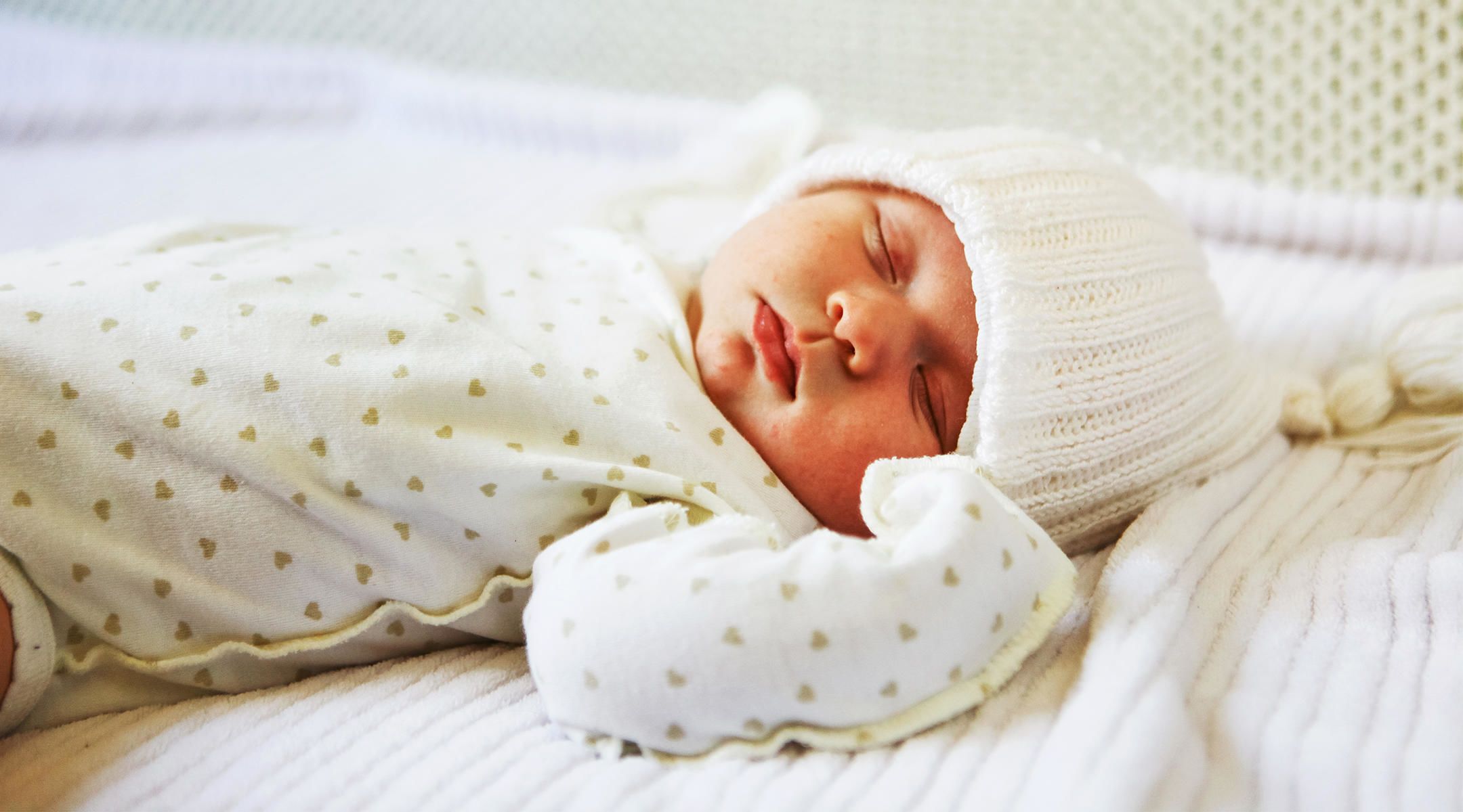 Почему грудничок плохо. Baby Sleep. Флексорная поза новорожденного. Sleeping Baby. Девочка маленькая грудная на кровати.