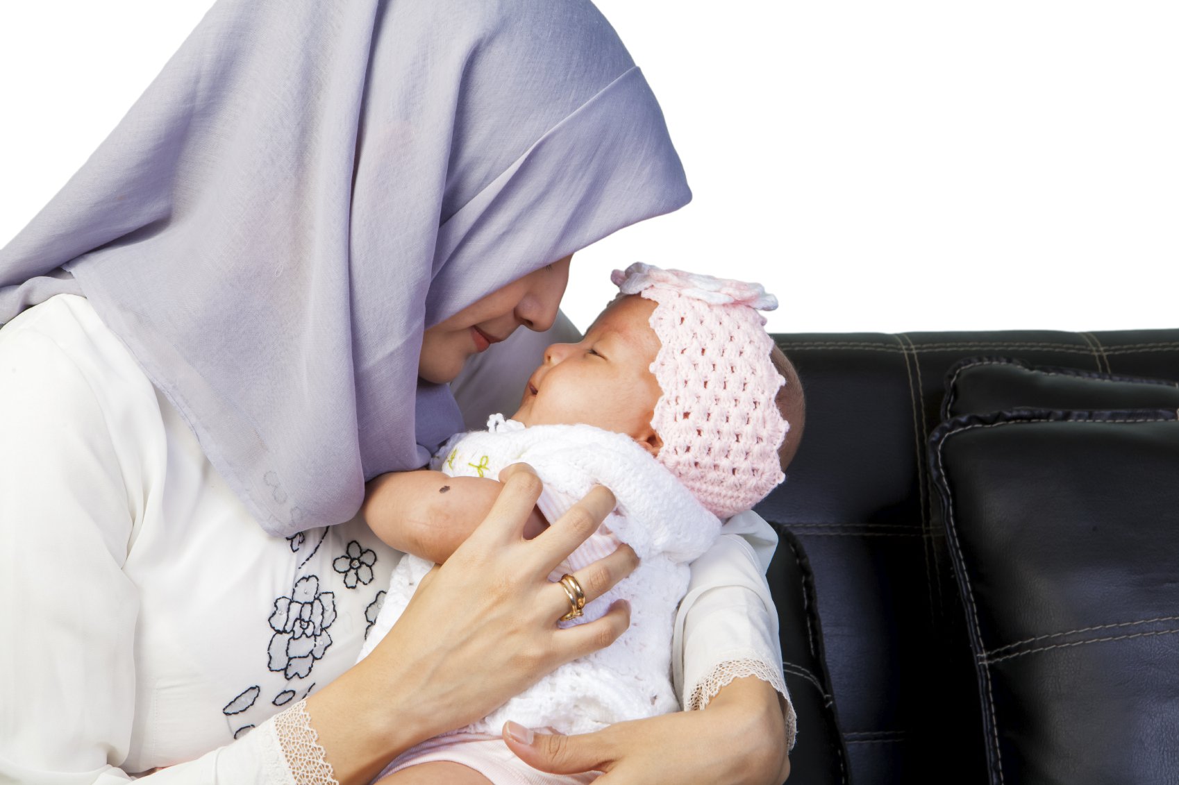 Исламский сонник беременных женщин. Мусульманка с ребенком. Мусульманка с грудным ребенком. Мусульманка с ребенком на руках. Мама мусульманка с малышом.