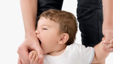 طفلي يضربني هل أضربه أم ماذا أفعل حتى لا يكبر كذلك